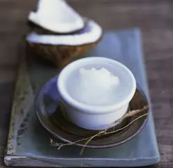 Kokosöl kann auf Holzmöbeln verwendet werden
