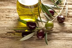Olivenöl kann auf Holzmöbeln verwendet werden